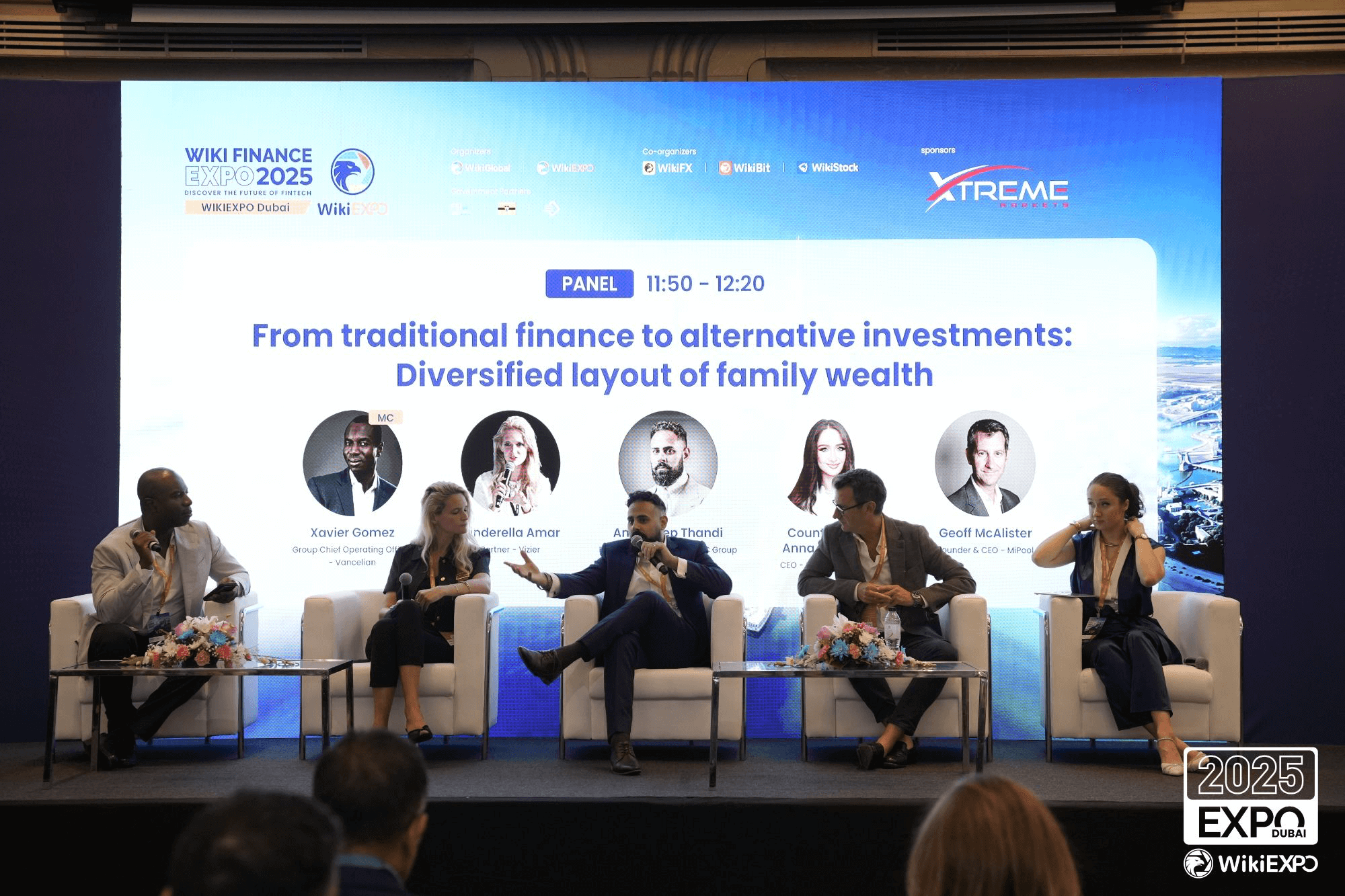 4人が展示会のテーマについて話し合う様子