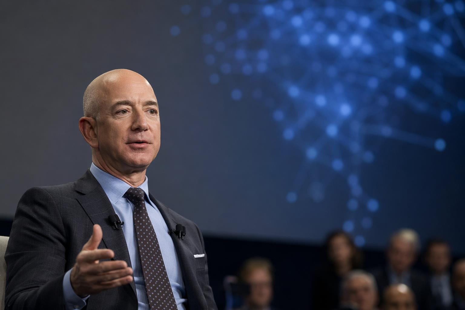Ông Bezos nói AI sẽ gây thiếu hụt lao động, phát biểu tại Paris