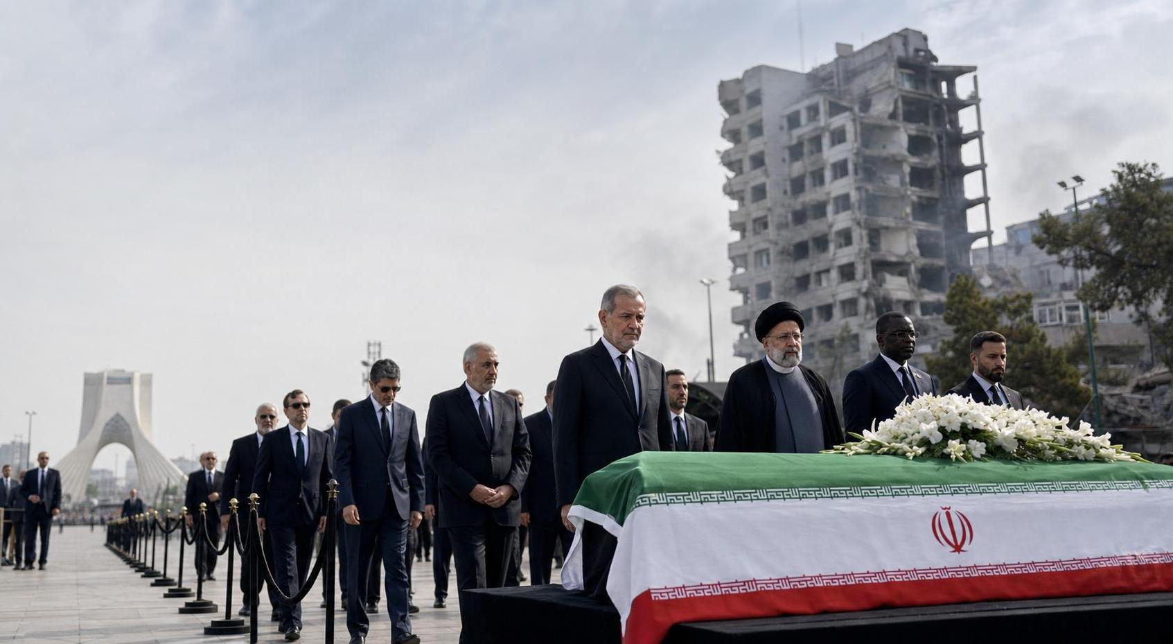 Iran đón khách quốc tế tới viếng trước quốc tang cố ông Hamaney, dấu tích tấn công còn hằn trong thành phố