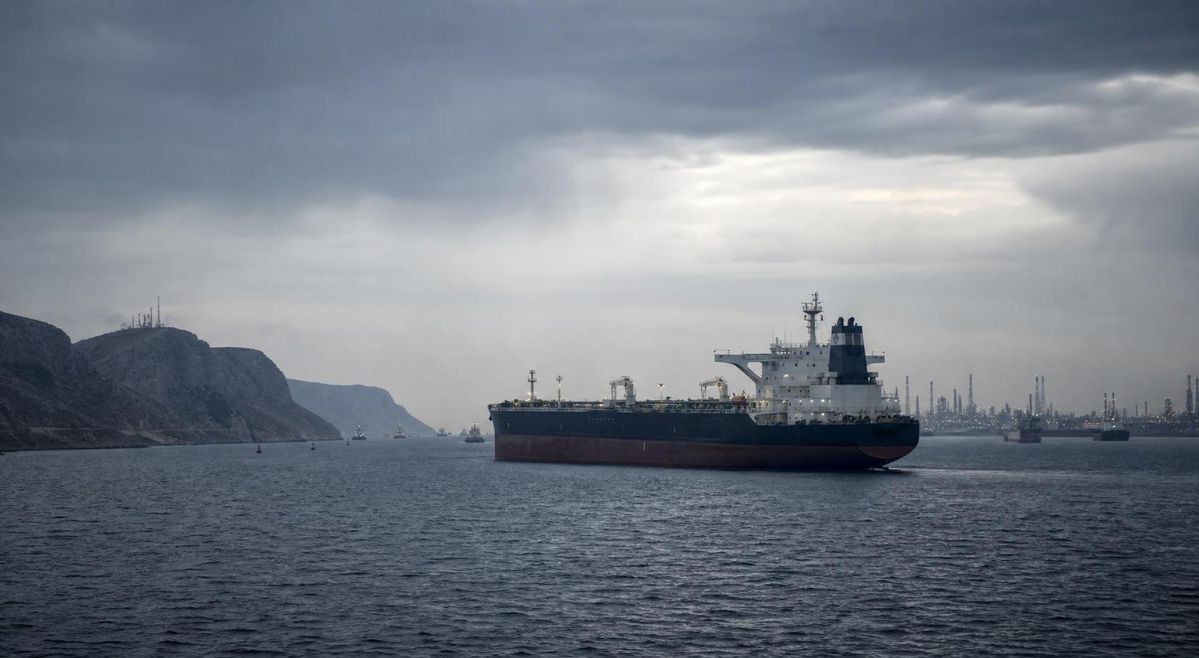 U.S. launches strong strike on Iran, resumes oil import ban after Hormuz attack