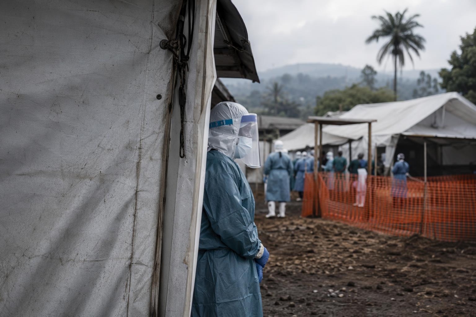コンゴ東部のエボラ死者1000人超　紛争で抑え込み難航